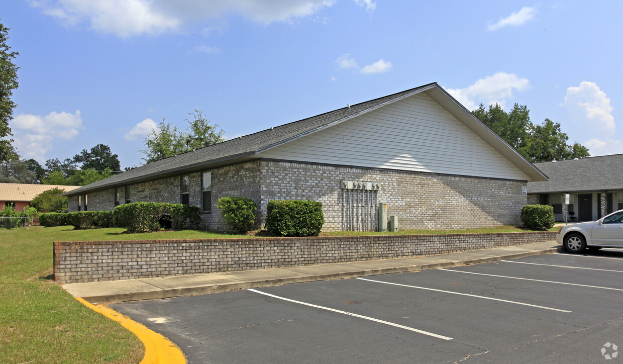 Building Photo - Cambridge Manor