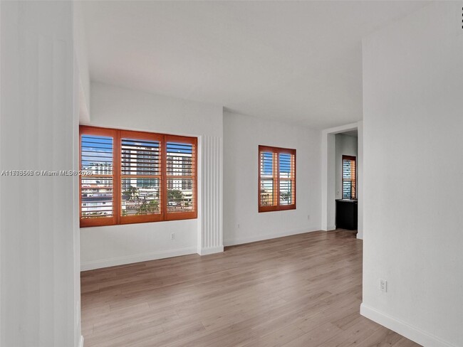 Building Photo - 2421 Lake Pancoast Dr