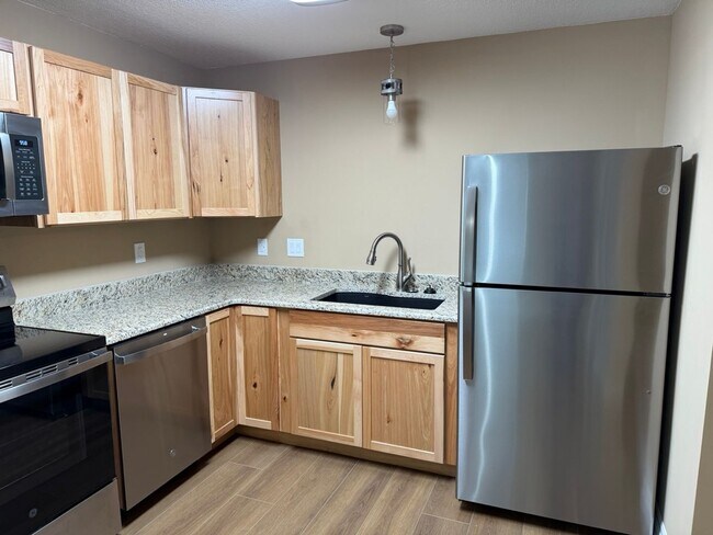 Foto del edificio - 3 Bedroom, 1 Bath , Oversized 2 Car Garage, Totally Remodeled