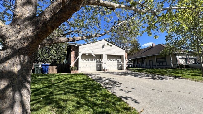 Foto del edificio - Charming Arden Area 2bd/1ba Duplex!