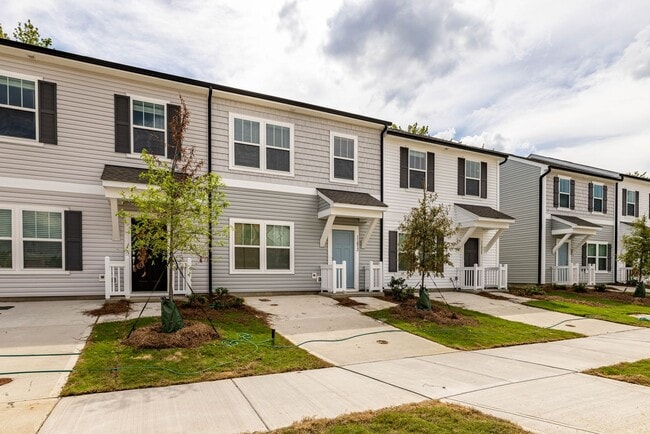 Foto del edificio - BEAUTIFUL 3BD/2.5BTH Townhome - MALLARD CREEK - Move In Ready