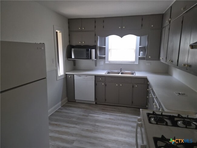 Building Photo - 1513 Ave B