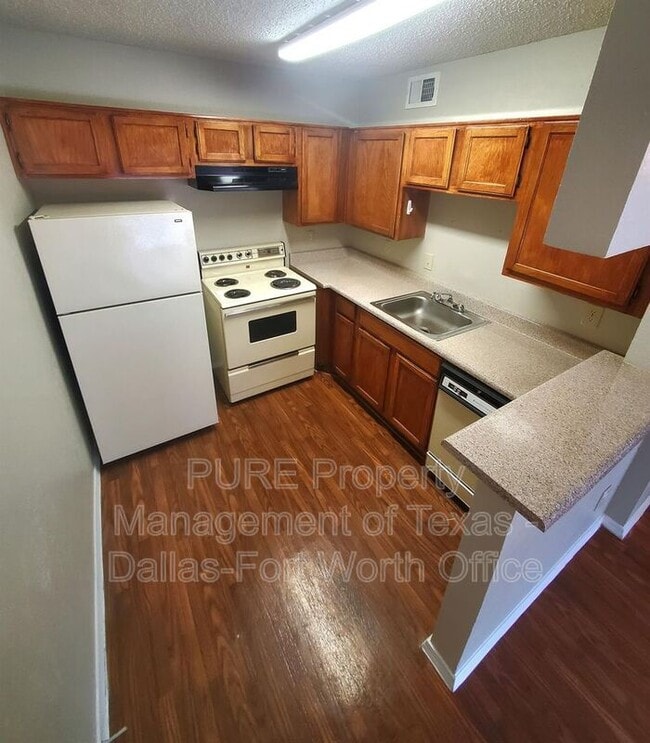 Photo - 18333 Roehampton Dr Apartment