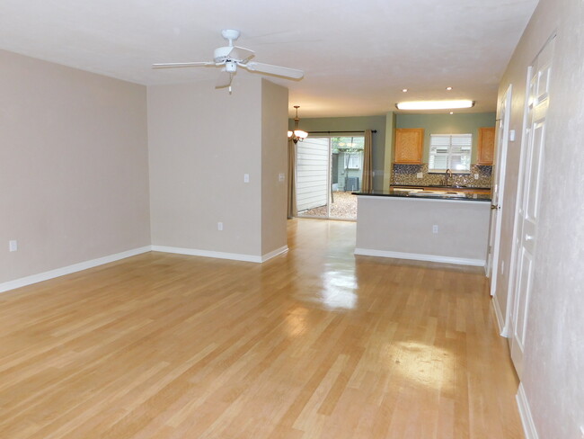 Building Photo - Haile Plantation Townhouse!