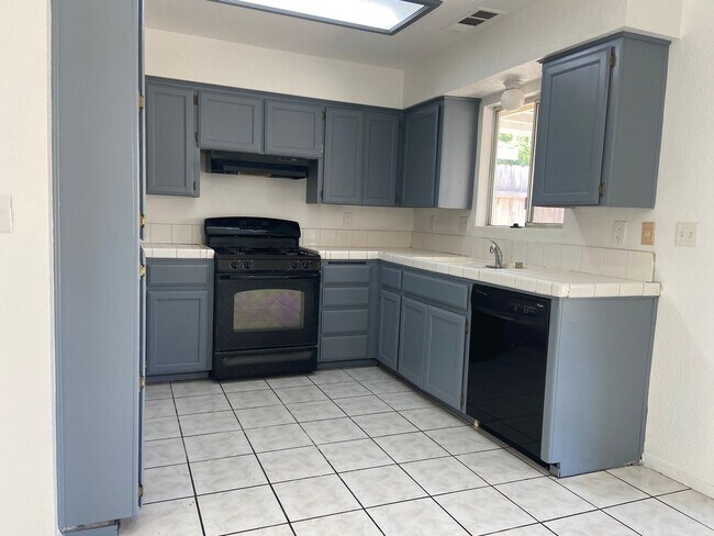 Building Photo - 1301 DEER CREEK ST. - 3 BED 2 BATH - TULARE