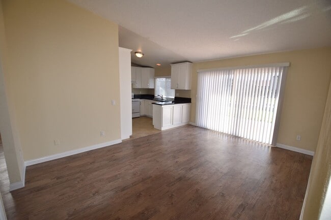 Foto del edificio - 9870 Lime Ave
