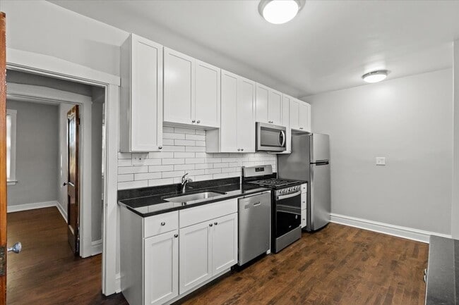 Building Photo - 2520 W Belle Plaine Ave