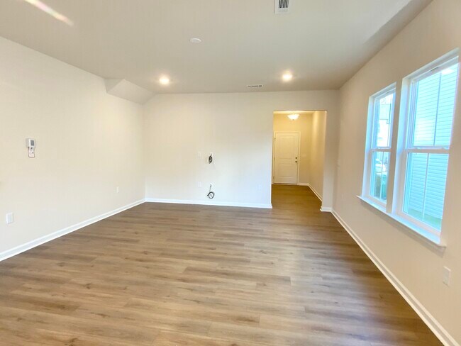 Foto del edificio - 846 Falls Grove Trl