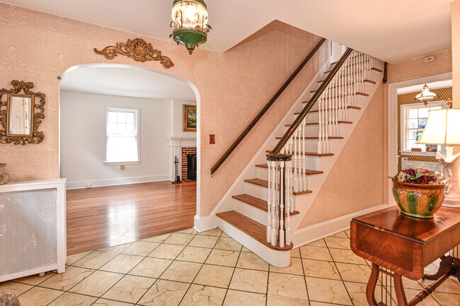 Building Photo - 61 Villa Ave