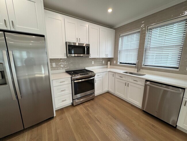 Building Photo - 281 Lamartine St