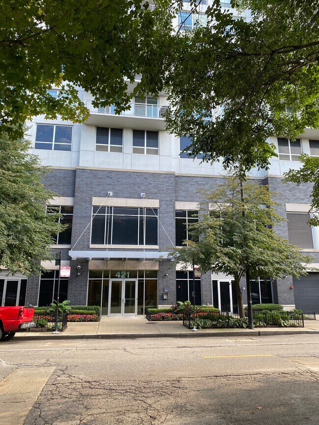 Building Photo - 421 W Huron St