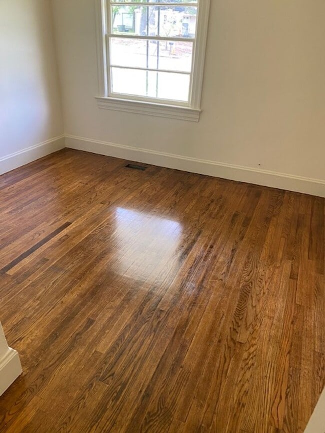 Foto del edificio - 3 Bedroom Brick Home With Hardwood Floors