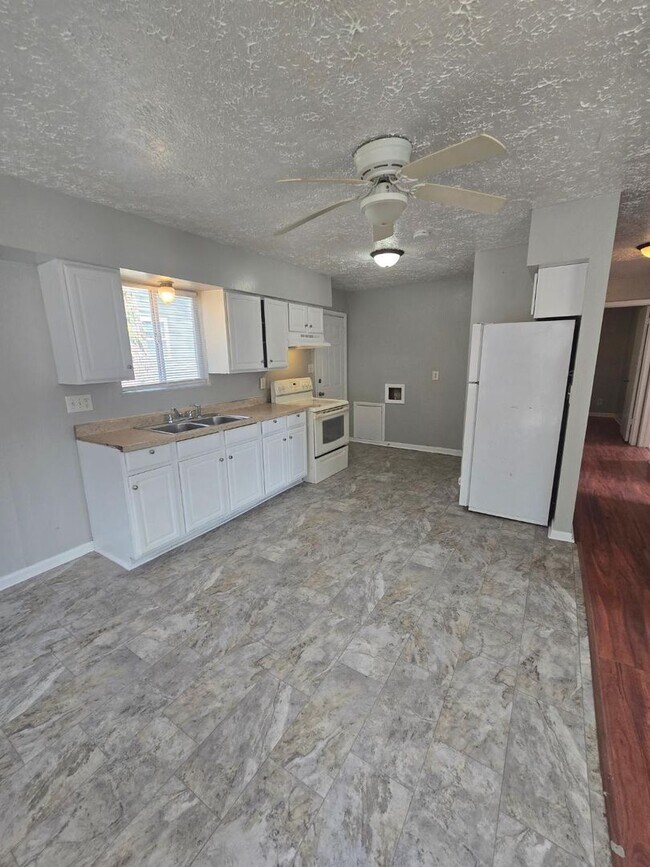 Foto del edificio - Beautiful 3 Bedroom home near West 10th an...