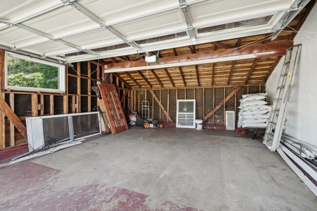 Building Photo - 523 Larkin Dr