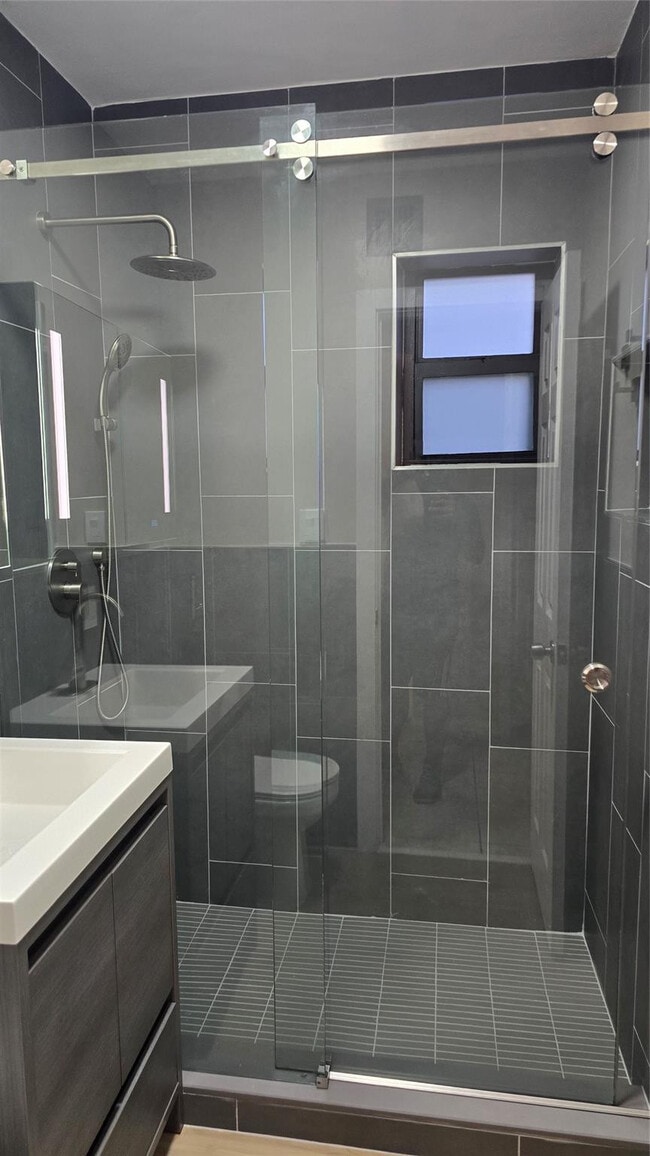 Foto del edificio - 360 NW 8th St