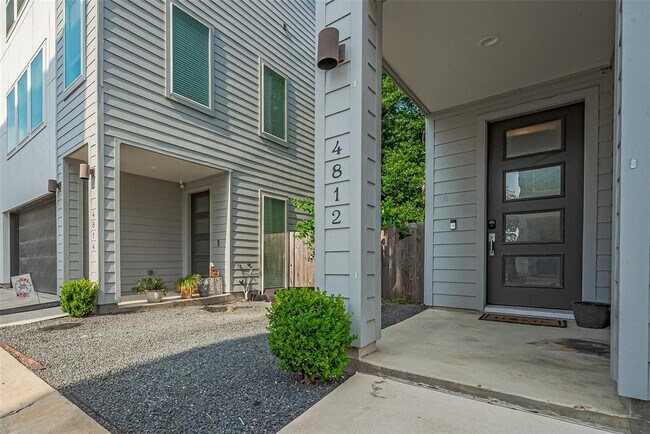 Foto del edificio - 4812 Martin Oaks Ln