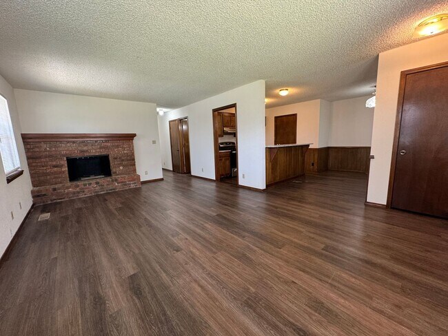 Building Photo - Gorgeous 3 bedroom 2 bathroom duplex