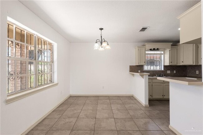 Building Photo - 18 Gumwood Ave