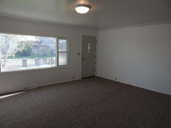 Building Photo - 2 Bed / 1.5 Bath / 2 Car Garage home in Bi...