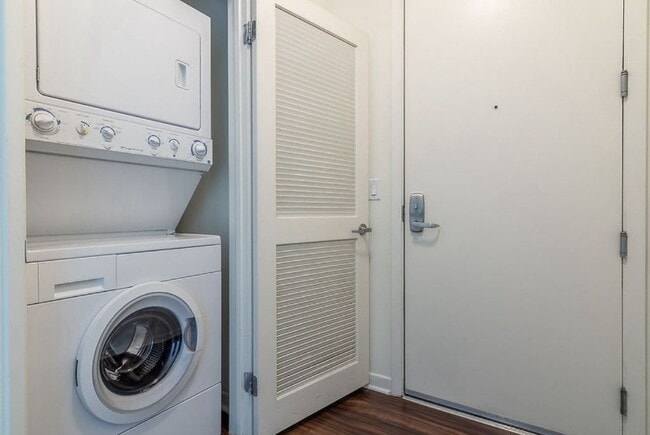 Building Photo - 5251 Vineland Ave