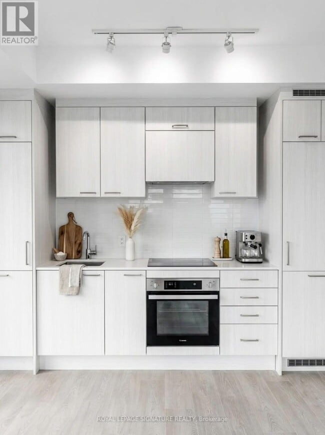 Building Photo - 634 Church St