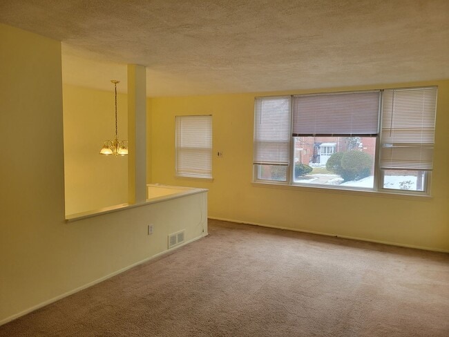 Building Photo - 120 Varnum St NE
