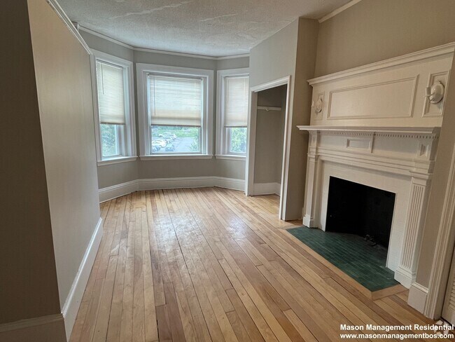 Building Photo - 10 Glenville Ave