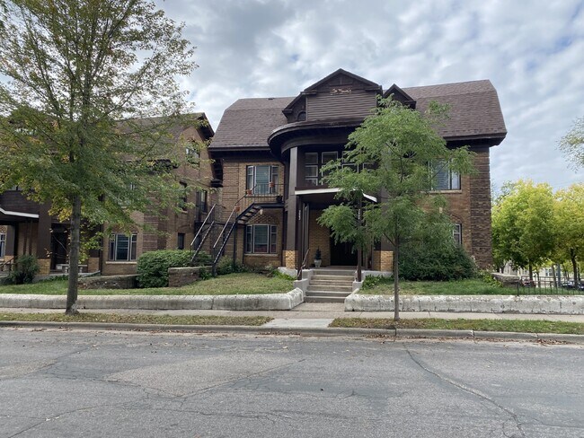 Foto del edificio - Upper level Corner Unit 1 Bed 1 Bath near Lake of the Isles and Walker Art Center! Description