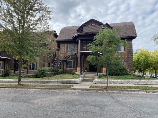Building Photo - Upper level Corner Unit 1 Bed 1 Bath near Lake of the Isles and Walker Art Center! Description