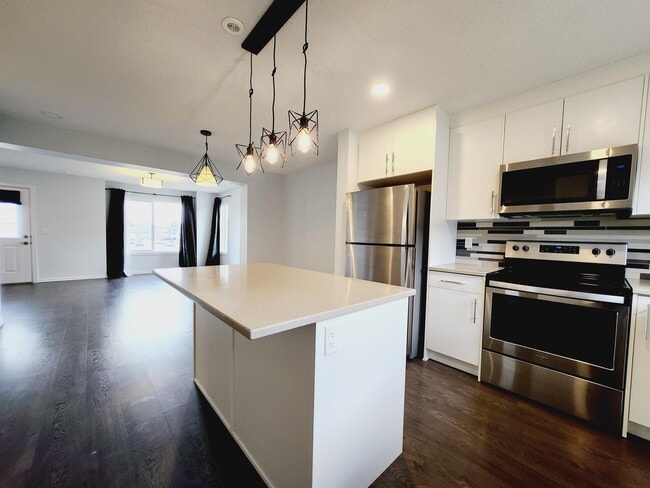 Photo du bâtiment - 3027-3151 151 Avenue Northwest