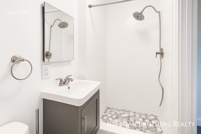 Foto del edificio - 6941 Hazeltine Ave