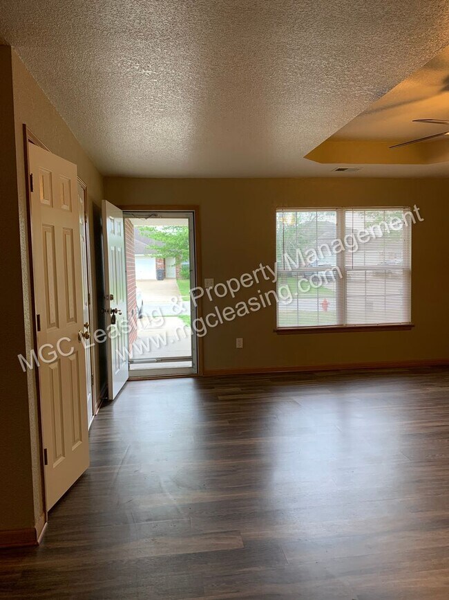 Foto del edificio - 914-916 SW Sandy Ln