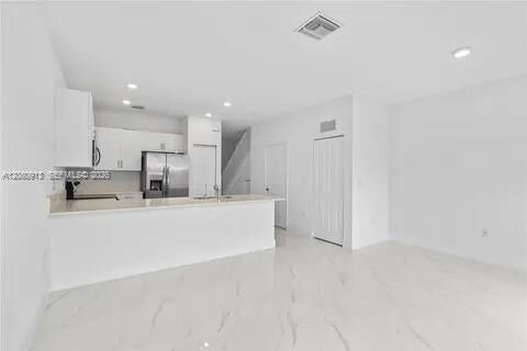 Foto del edificio - 957 NE 211th St