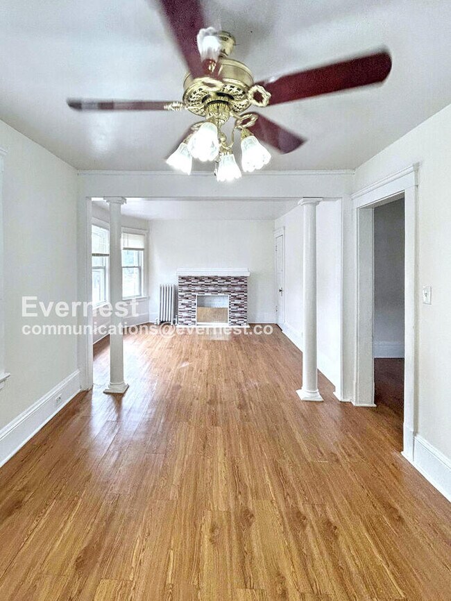 Foto del edificio - 1794 W 54th St