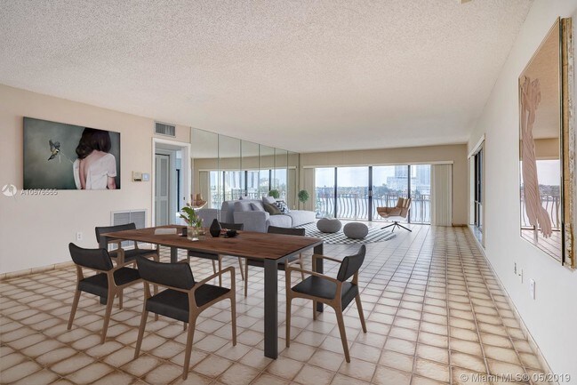 Foto del edificio - 136 Golden Isles Dr