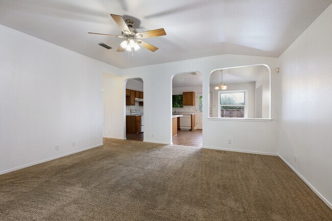 Foto del edificio - 5016 Crestwood Hill Dr