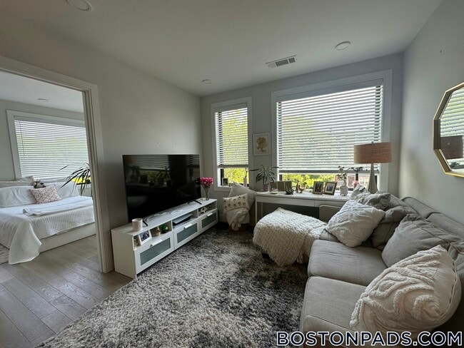 Building Photo - 152 Liverpool St