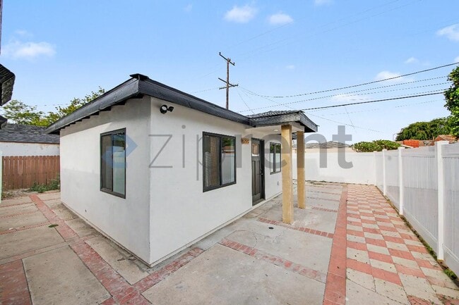 Building Photo - Unit B