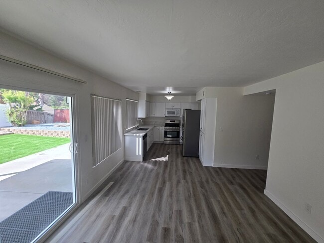 Building Photo - San Carlos - Cul-de-sac Location - Master ...