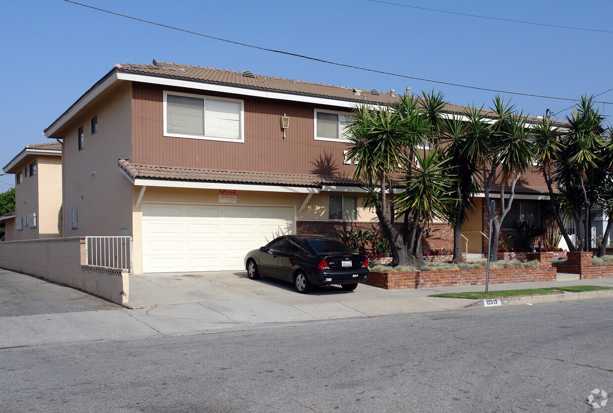 Primary Photo - Le Chalet Apts.