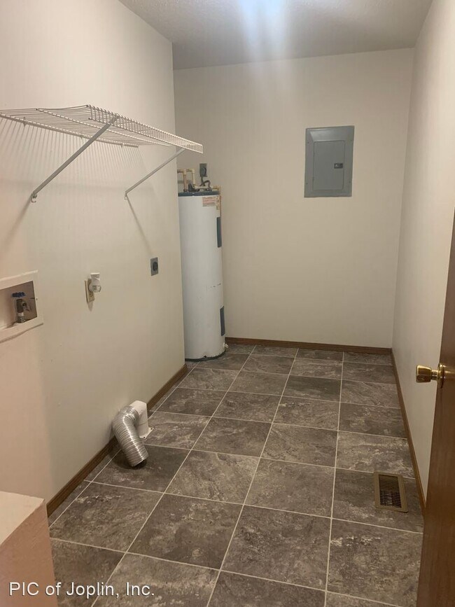 Foto del edificio - 3 br, 1 bath House - 725 Empire