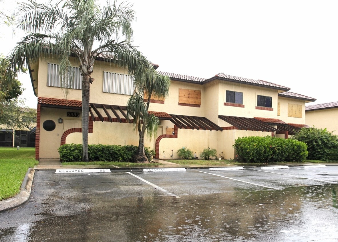 Sunblest Townhomes Apartments in Sunrise, FL