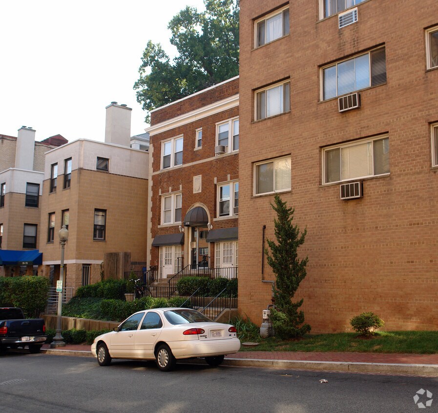 Building Photo - 1712 Summit Pl NW