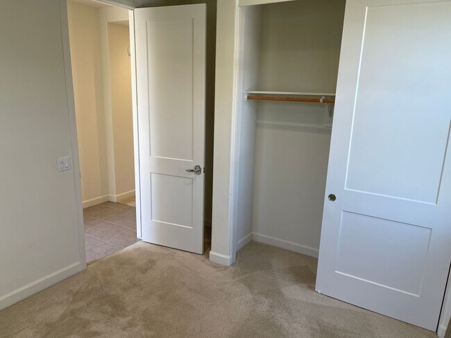 Foto del edificio - Large 5 Bed / 3 Bath Standalone unit in Lo...