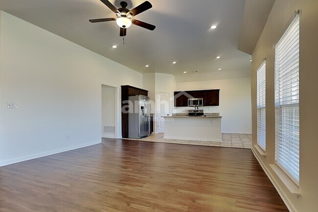 Foto del edificio - 3210 Greenhouse Dr