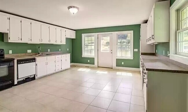 Foto del edificio - 394 Leon Coffey Rd