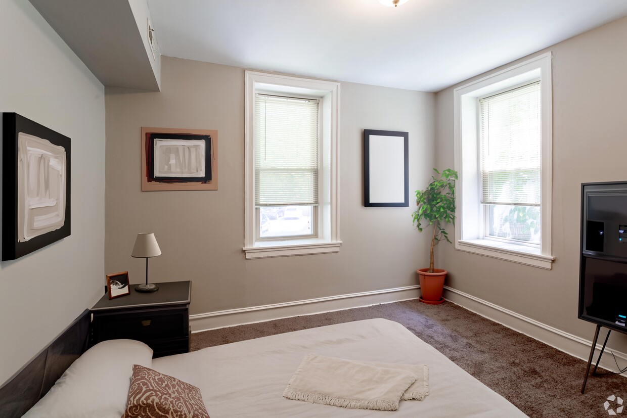 Bedroom - Lincoln Court Apartments