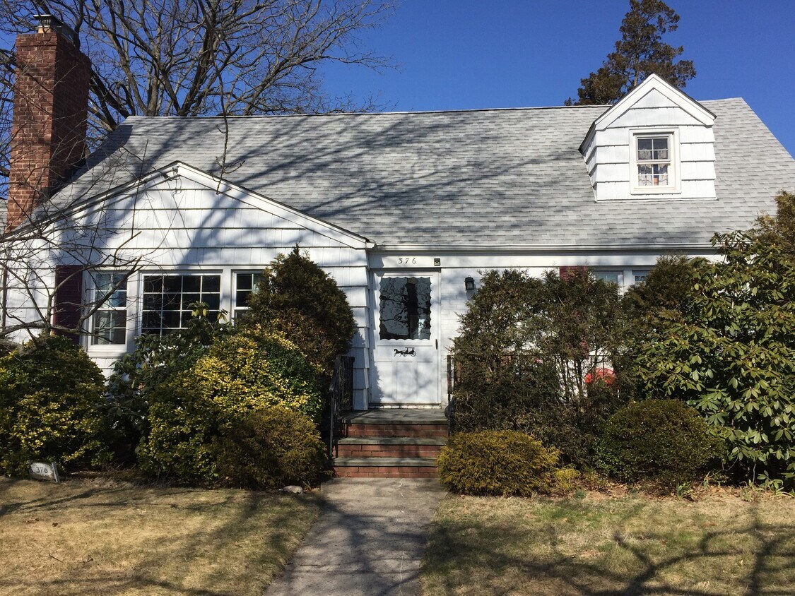 376 Oak Pl, Mineola, NY 11501 House for Rent in Mineola, NY