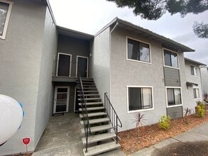 Building Photo - 900 Cambridge Dr