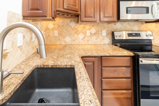 Foto del edificio - Lovely Townhome Available In Yacht Cove